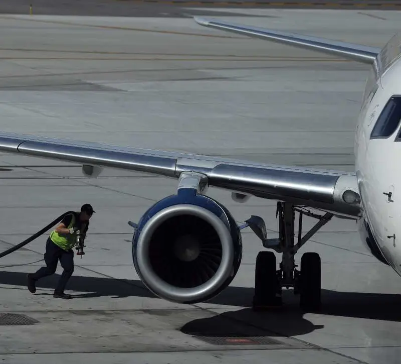 Η «φωτιά» στα καύσιμα φέρνει «αναταράξεις» στα αεροπορικά ταξίδια