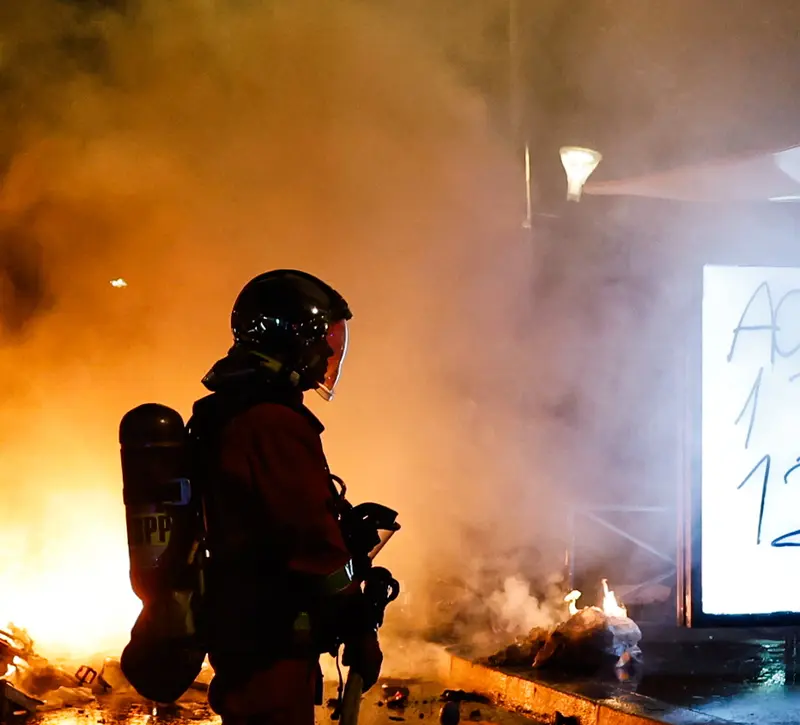 Ο Μακρόν στις φλόγες της κοινωνικής οργής, τα κέρδη της Λεπέν και η κρίση που αλλάζει τη Γαλλία