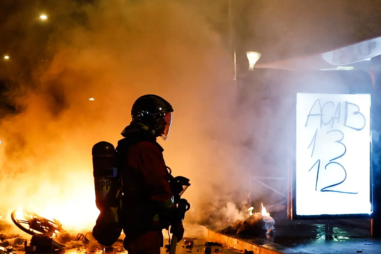 Ο Μακρόν στις φλόγες της κοινωνικής οργής, τα κέρδη της Λεπέν και η κρίση που αλλάζει τη Γαλλία