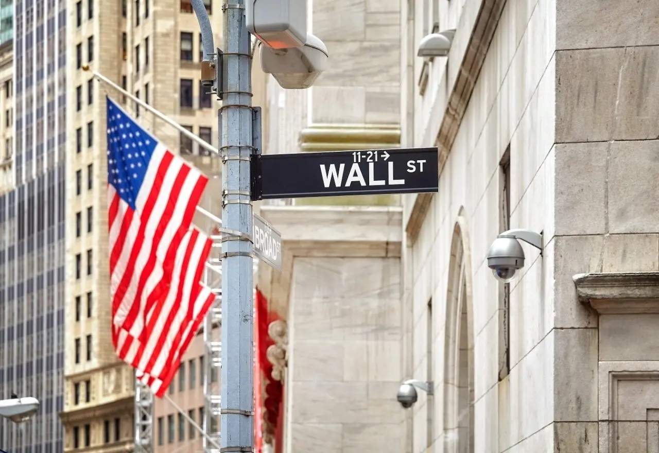 Wall Street: Ισχυρή αντίδραση μετά το τεχνολογικό sell off – Στο επίκεντρο τα αποτελέσματα Meta και Tesla