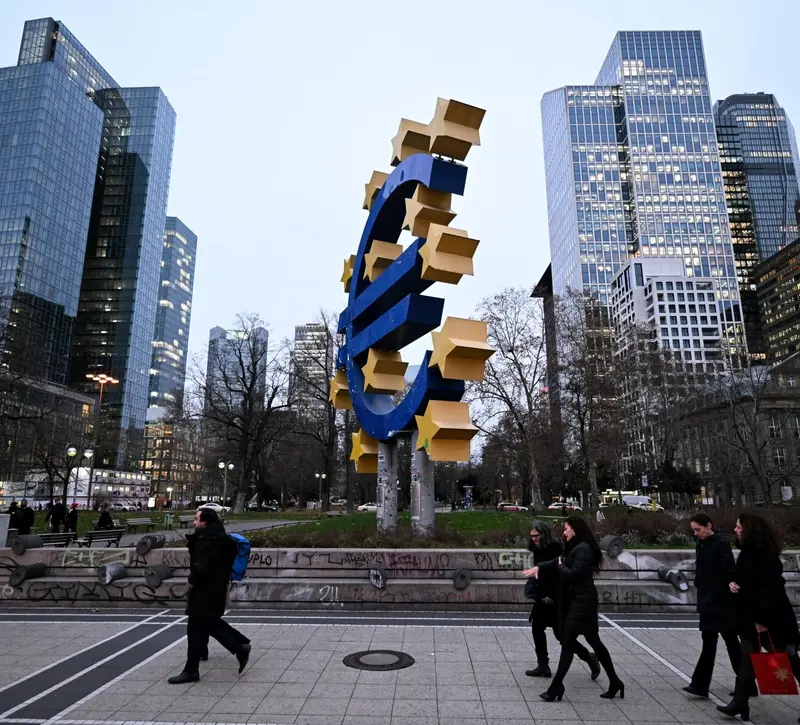 Συνεδριάζει η ΕΚΤ για τα επιτόκια με φόντο την απειλή του πληθωρισμού