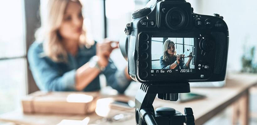 Πόσα κερδίζουν οι influencers από τα social media;