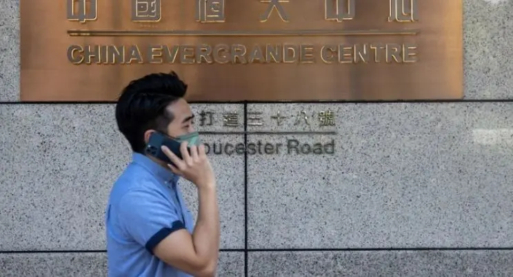 Evergrande: Για να μην καταρρεύσει βγάζει στο «σφυρί» τα ασημικά της