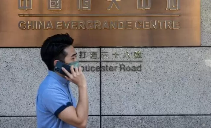 Evergrande: Για να μην καταρρεύσει βγάζει στο «σφυρί» τα ασημικά της