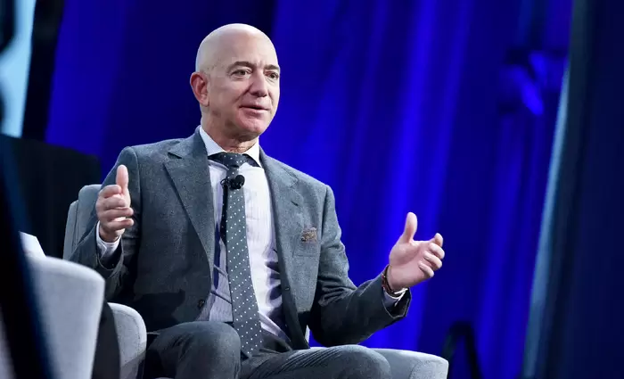 Φεύγει από CEO της Αmazon o Bezos