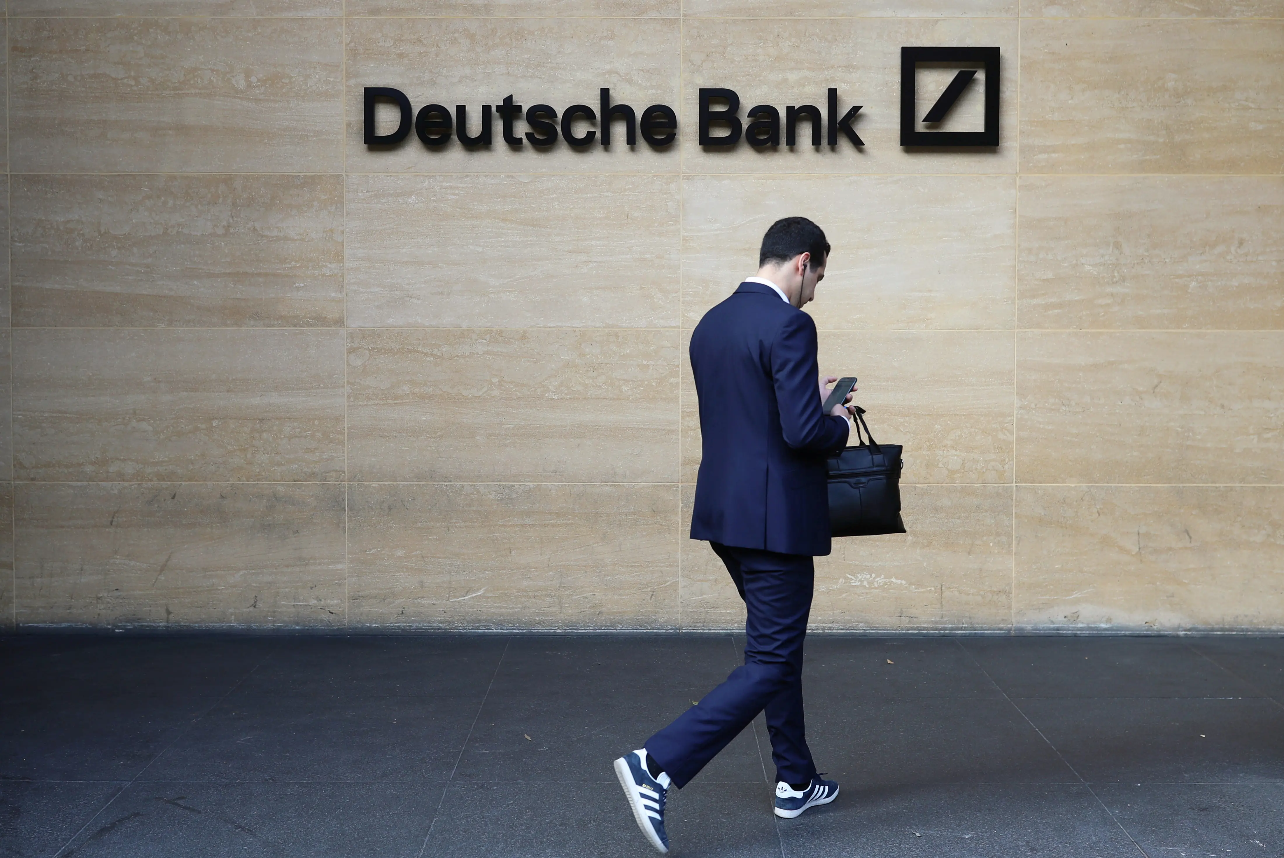 Η Deutsche Bank πληρώνει πρόστιμο επειδή είχε πελάτη τον Επστάιν