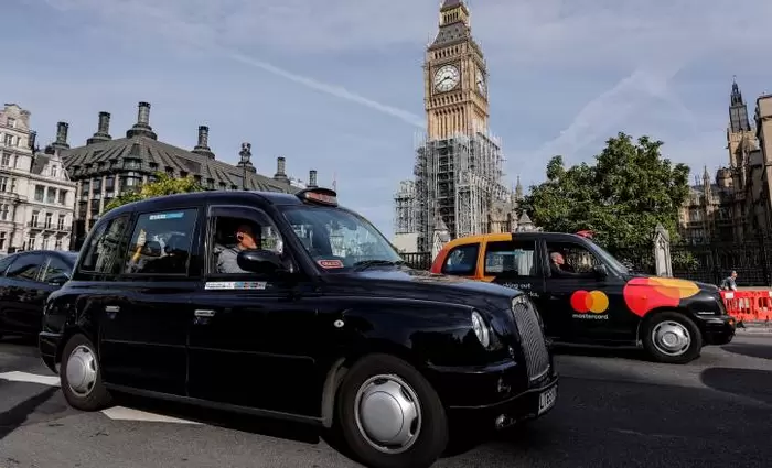 Λονδίνο: Οδηγοί ταξί ζητούνται από εταιρεία με πρώτο μισθό 5.000 λίρες