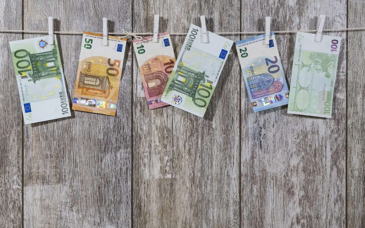 Η πανδημία έβαλε φρένο στις αυξήσεις των μισθών