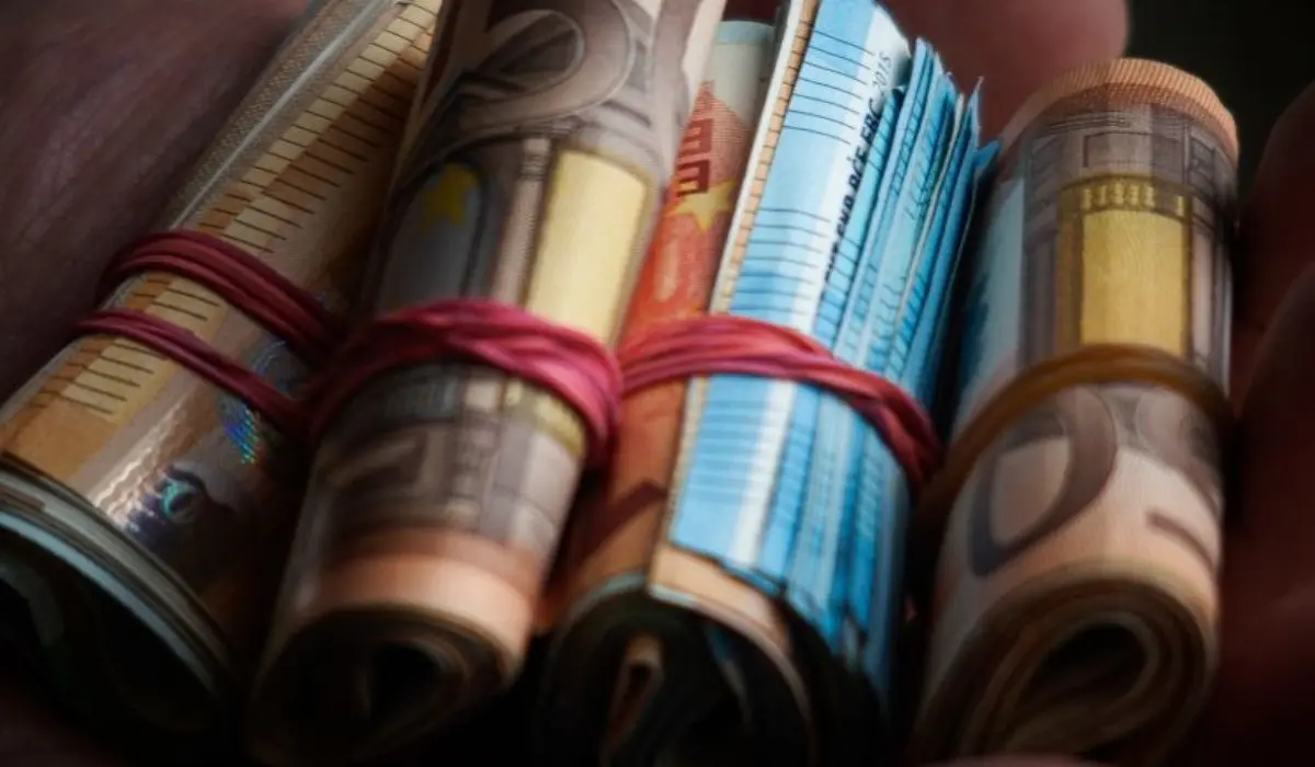 «Στον πάγο» $2,7 τρισ. κρατούν οι «διστακτικοί καταναλωτές»