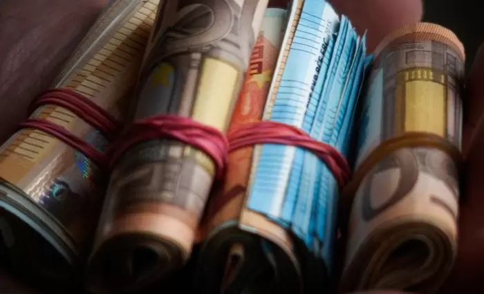 «Στον πάγο» $2,7 τρισ. κρατούν οι «διστακτικοί καταναλωτές»