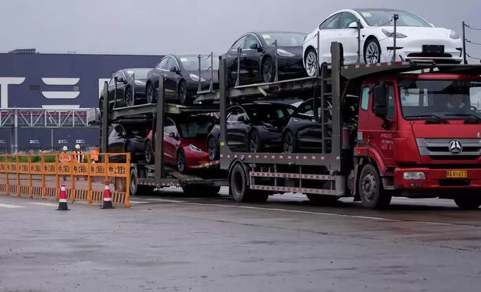 Η Tesla δέχεται επικρίσεις για τον εκθεσιακό χώρο στην Κίνα