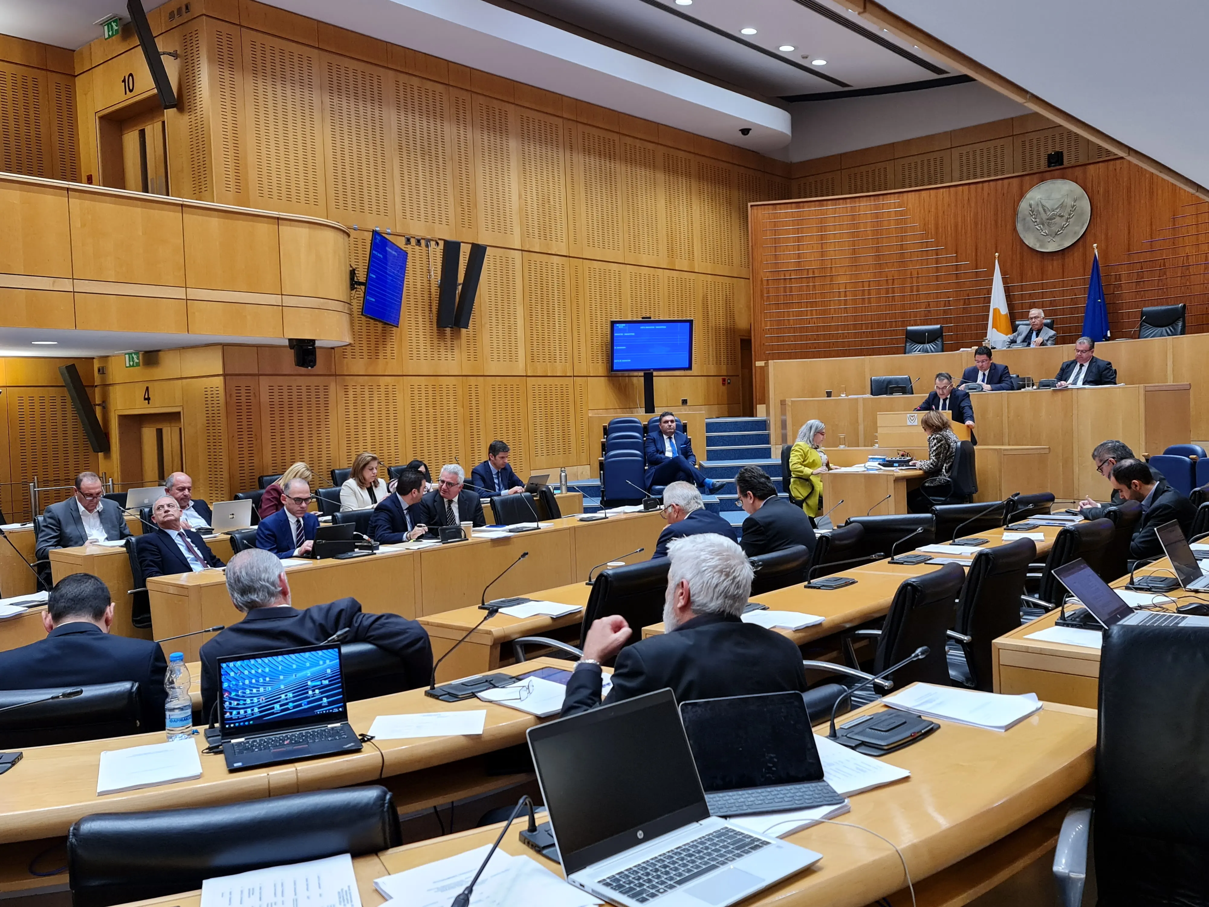 Τα ναι και τα όχι των 56 βουλευτών στον Προϋπολογισμό του 2023