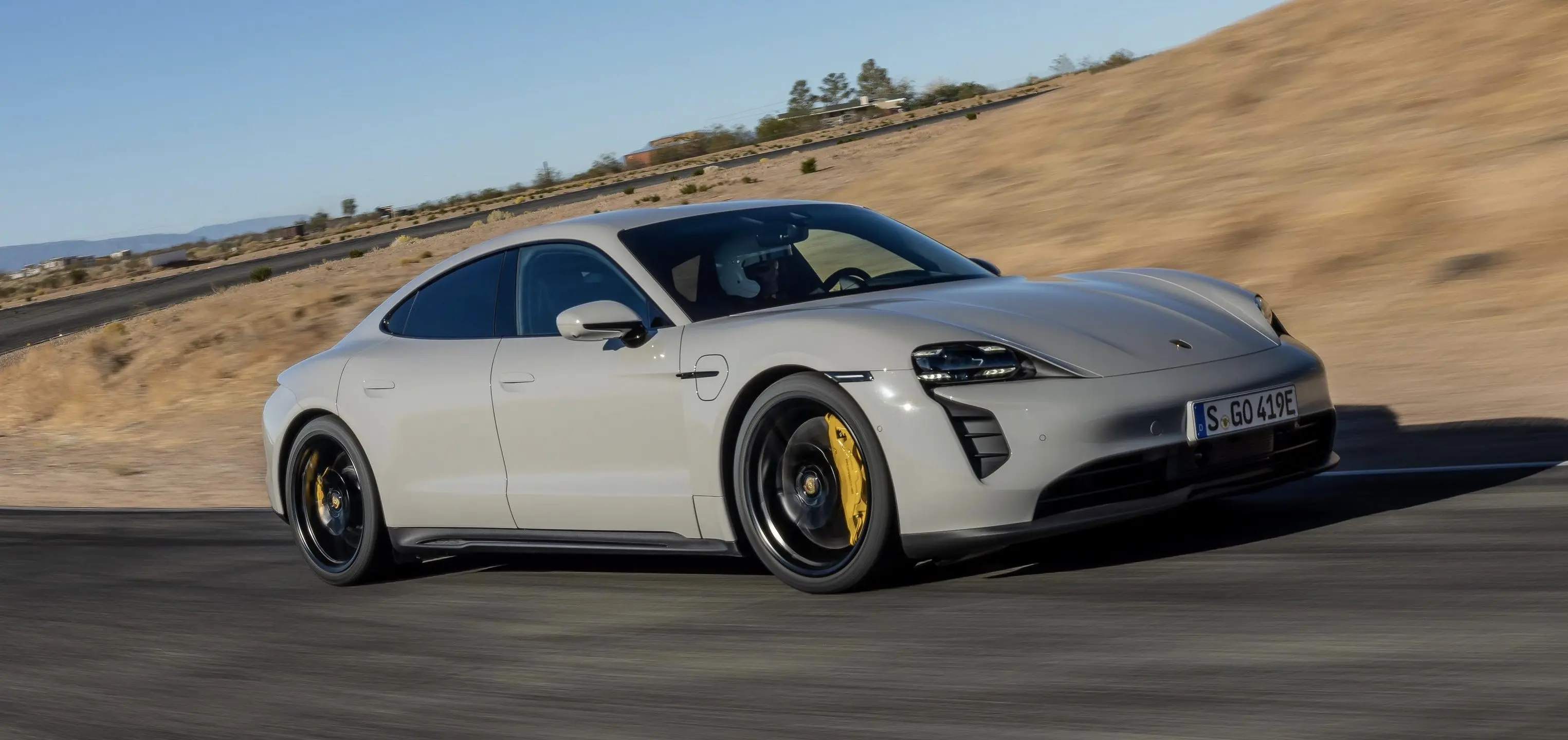 Η πρώτη Taycan με αυτονομία που υπερβαίνει τα 500 χλμ
