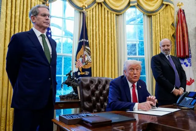 Πώς ο Μπέσεντ έπεισε τον Τραμπ να μεταθέσει τους δασμούς