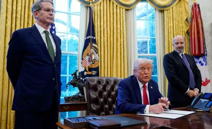 Πώς ο Μπέσεντ έπεισε τον Τραμπ να μεταθέσει τους δασμούς