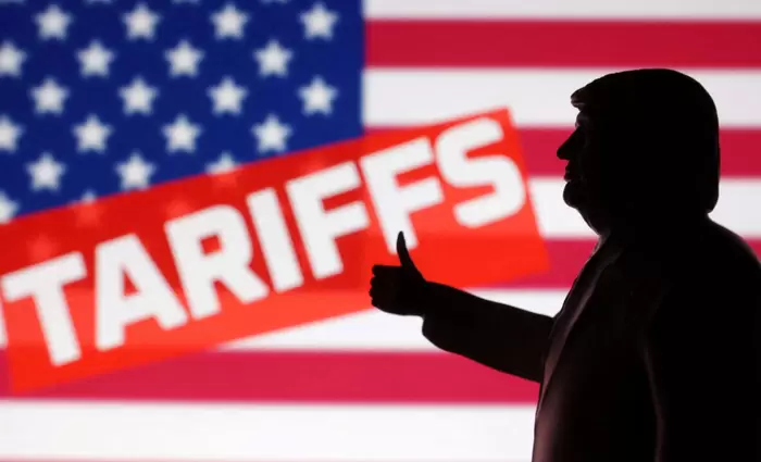 Ντόναλντ Τραμπ: Ανεβάζει στο 15% τον κατώτατο δασμό