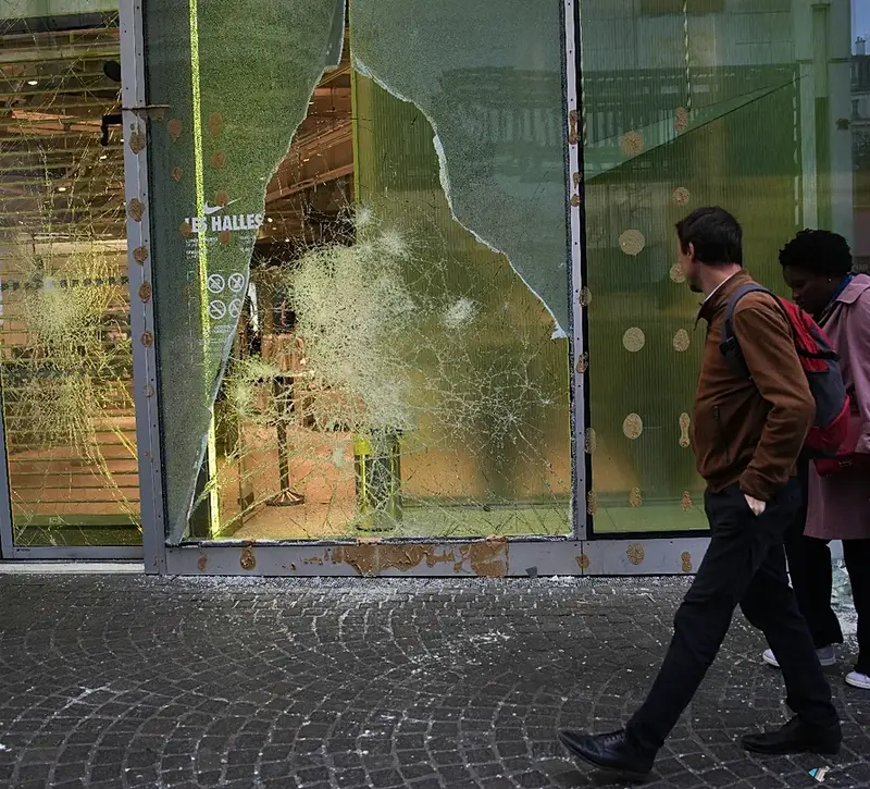 Ταραχές στη Γαλλία: Ποιος θα πληρώσει τα κατεστραμμένα μαγαζιά;