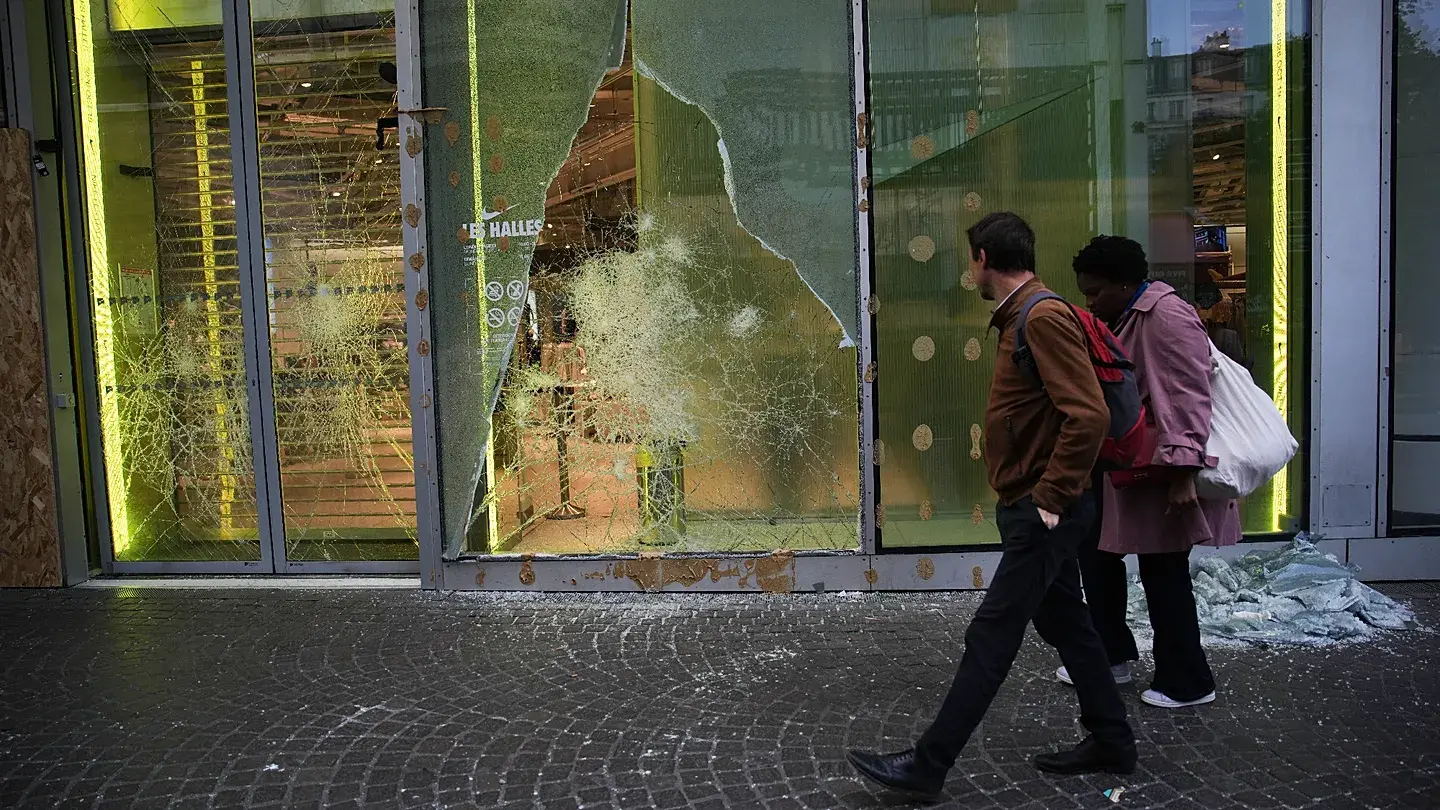 Ταραχές στη Γαλλία: Ποιος θα πληρώσει τα κατεστραμμένα μαγαζιά;
