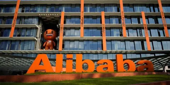 Alibaba: Η τεχνητή νοημοσύνη ανεβάζει τα έσοδα, αλλά «ροκανίζει» τα κέρδη – Βουτιά άνω του 75%