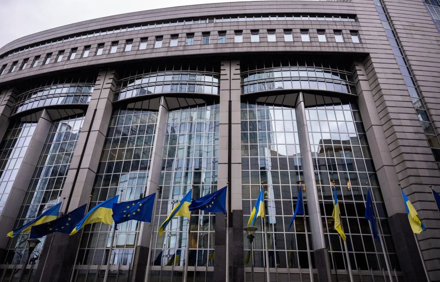 ΕΕ: Εκταμιεύτηκε η πρώτη δόση από τα 90 δισ. στην Ουκρανία - Άτοκο το δάνειο