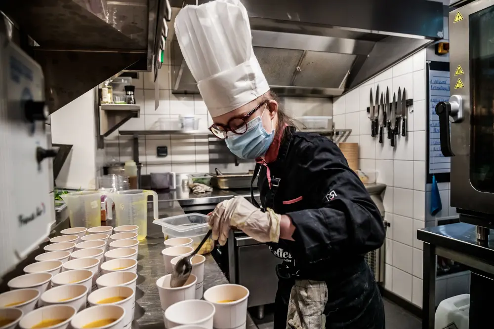 Παρίσι: Δεν μπορείτε να δειπνήσετε σε εστιατόριο; Έρχεται ο σεφ στο σπίτι σας