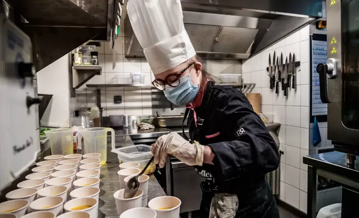 Παρίσι: Δεν μπορείτε να δειπνήσετε σε εστιατόριο; Έρχεται ο σεφ στο σπίτι σας