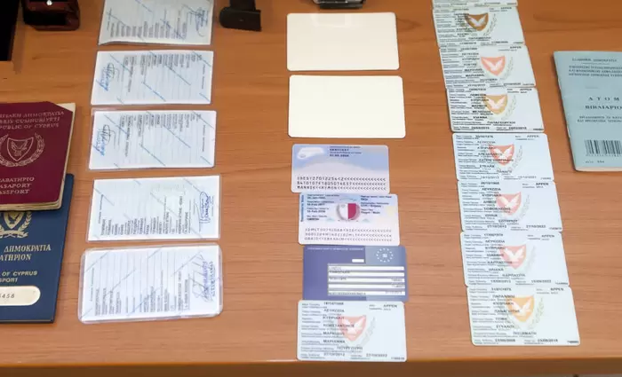 Εξαρθρώθηκε σπείρα πλαστών ταξιδιωτικών εγγράφων στην Πάφο