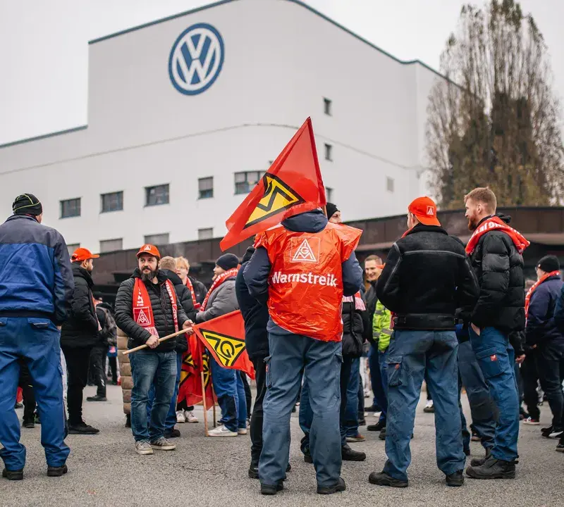 Volkswagen: Κίνα, δασμοί και ηλεκτροκίνηση «στριμώχνουν» την αυτοκινητοβιομηχανία – Στους δρόμους οι εργαζόμενοι