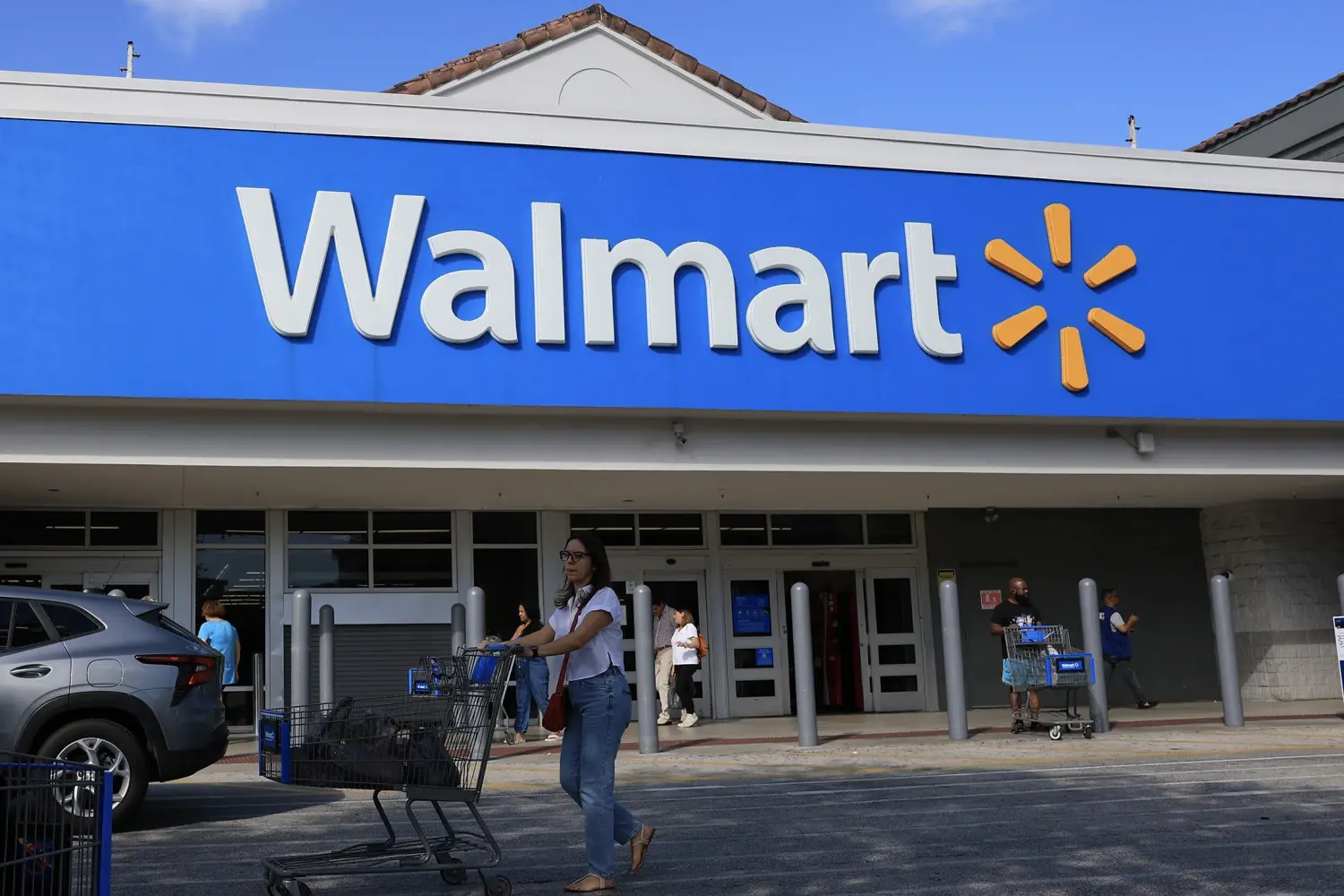 Walmart: Ανθεκτικές πωλήσεις αλλά και «καμπανάκι» για το κόστος των καυσίμων λόγω Ιράν