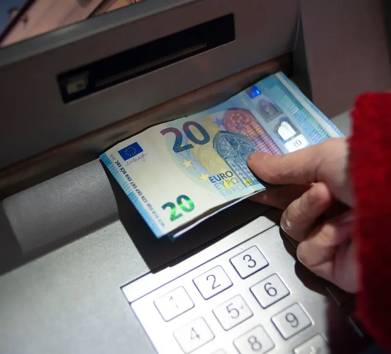 Αγχωμένοι οι Ευρωπαίοι βάζουν μετρητά στην άκρη λόγω πυρκαγιών και λοιπών καταστροφών