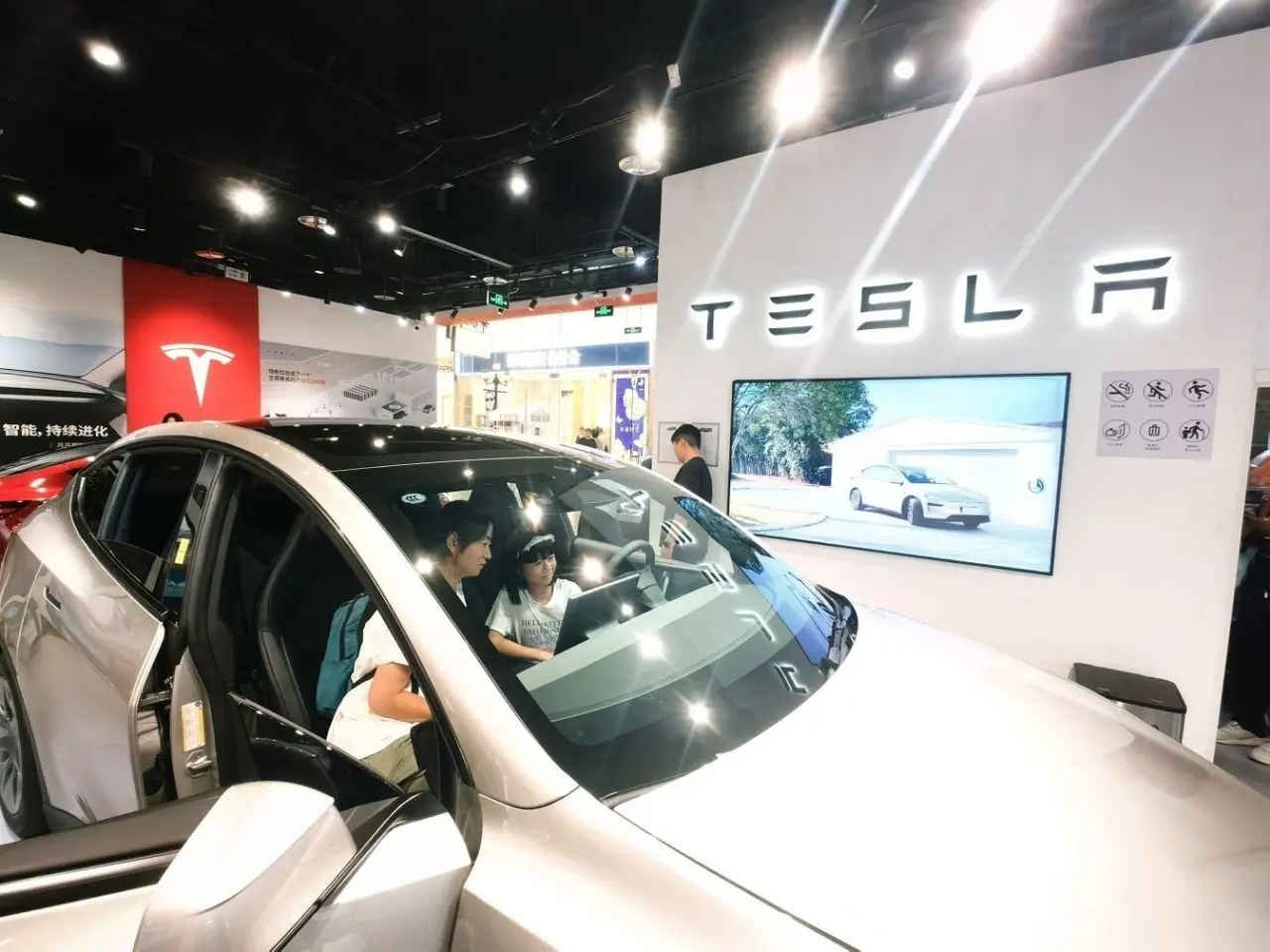 Tesla: Γιατί ανακαλεί 3 εκατομμύρια ηλεκτρικά οχήματα στην Κίνα