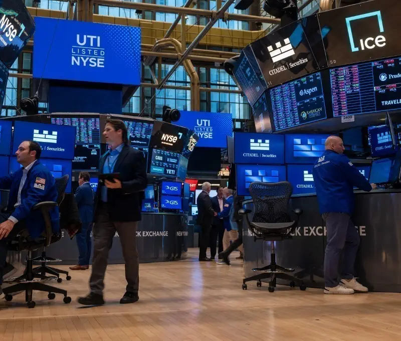 Πιέσεις στη Wall Street καθώς επανέρχονται οι αμφιβολίες για τον πόλεμο ΗΠΑ-Ιράν