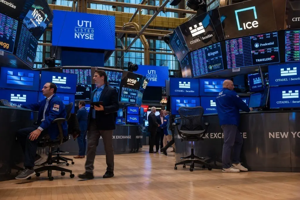 Πιέσεις στη Wall Street καθώς επανέρχονται οι αμφιβολίες για τον πόλεμο ΗΠΑ-Ιράν