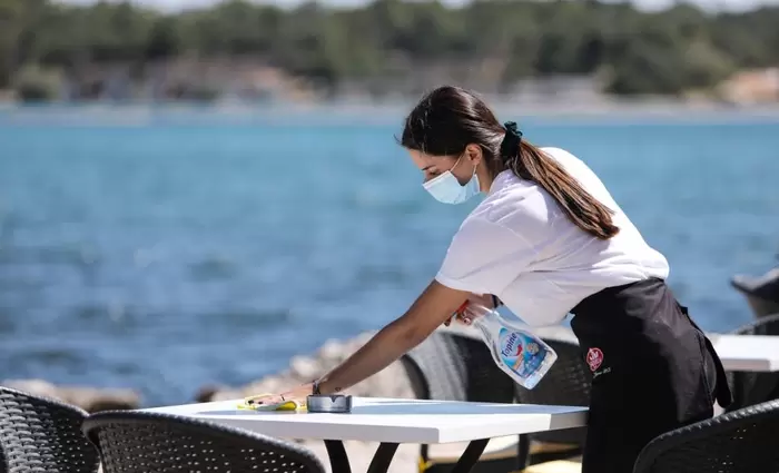 Η έλλειψη προσωπικού απειλεί τον τουρισμό