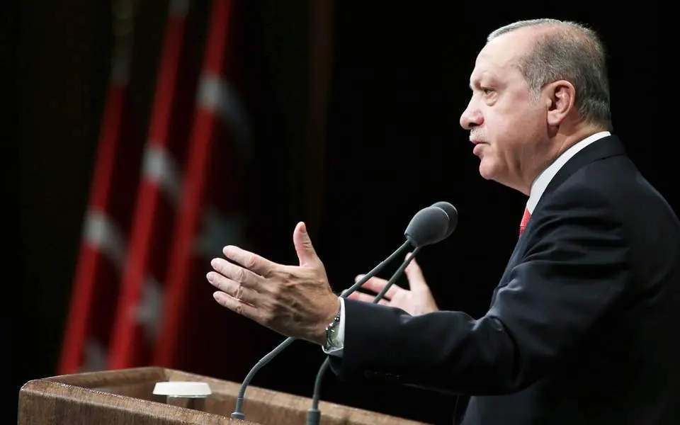 Ο Ερντογάν δηλώνει αποφασισμένος να μειώσει τα επιτόκια