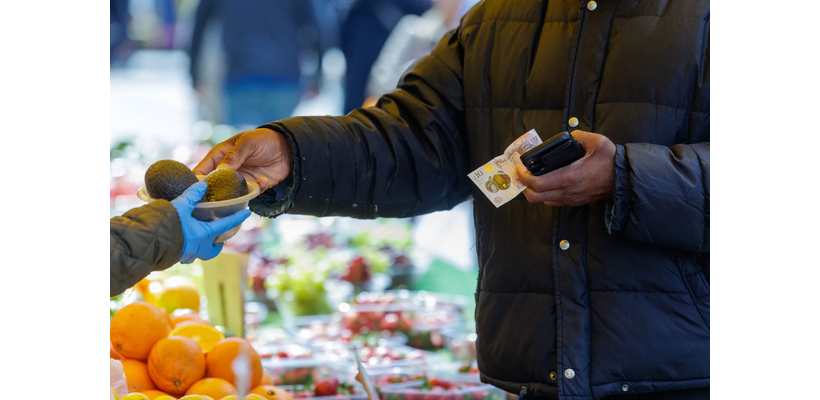 Βρετανία: Αεροπορικά εισιτήρια, καύσιμα και τρόφιμα ανέβασαν στο 3,3% τον πληθωρισμό τον Μάρτιο