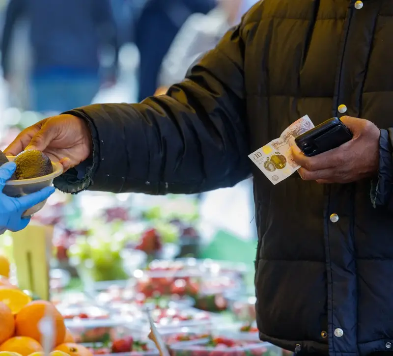 Βρετανία: Αεροπορικά εισιτήρια, καύσιμα και τρόφιμα ανέβασαν στο 3,3% τον πληθωρισμό τον Μάρτιο