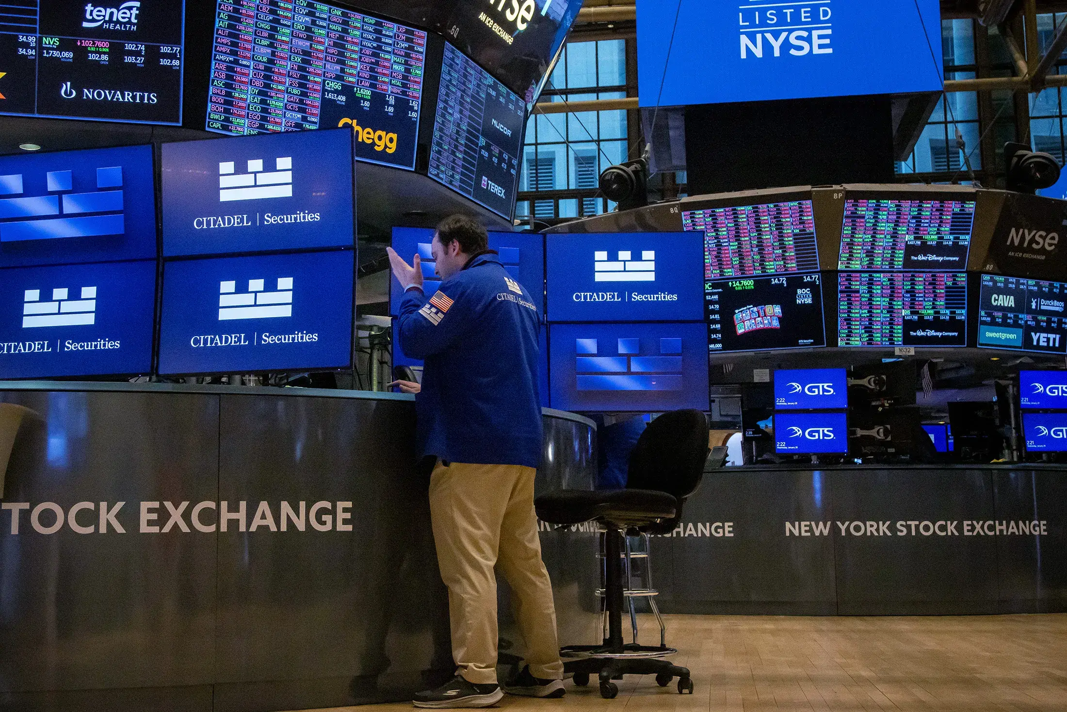 Wall Street: «Ανάσα» ανόδου από την παράταση της εκεχειρίας και τα ισχυρά εταιρικά αποτελέσματα