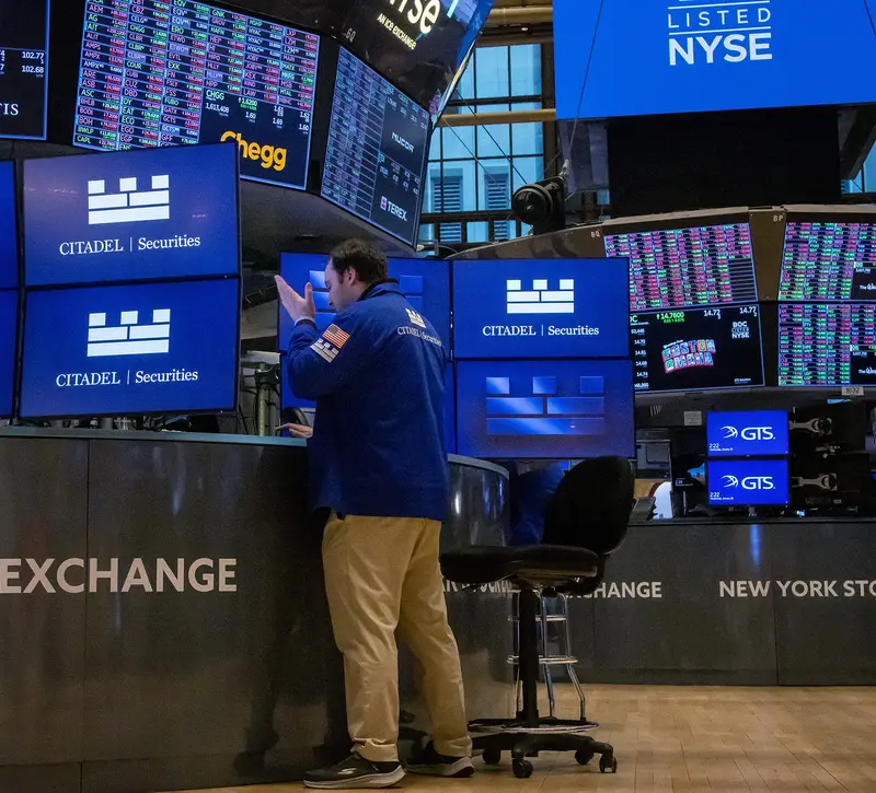 Wall Street: «Ανάσα» ανόδου από την παράταση της εκεχειρίας και τα ισχυρά εταιρικά αποτελέσματα