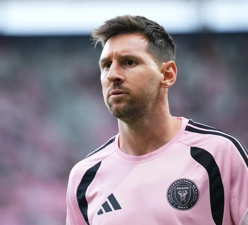 Μέσι: Από τη χαρτοπετσέτα – συμβόλαιο στην Barcelona στο κλαμπ των δισεκατομμυριούχων – Η «κόντρα» με τον Ρονάλντο αλλάζει πίστα