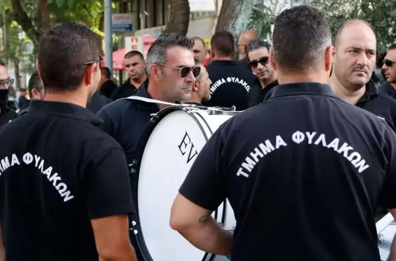 Δεσμοφύλακες της «Ισότητας» σε 24ωρη απεργία έξω από το Υπ. Δικαιοσύνης
