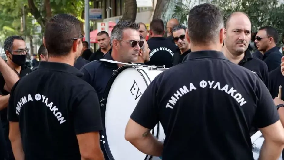 Δεσμοφύλακες της «Ισότητας» σε 24ωρη απεργία έξω από το Υπ. Δικαιοσύνης