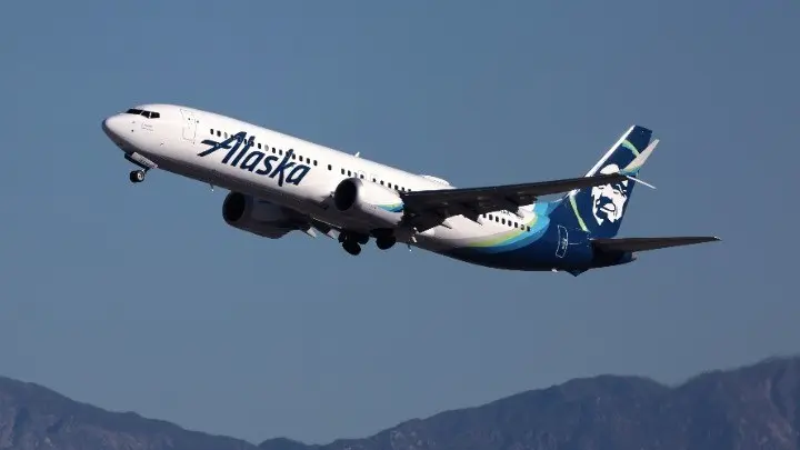 Alaska Air: «Παγώνει» τις προβλέψεις για το 2026 λόγω εκτίναξης του κόστους καυσίμων