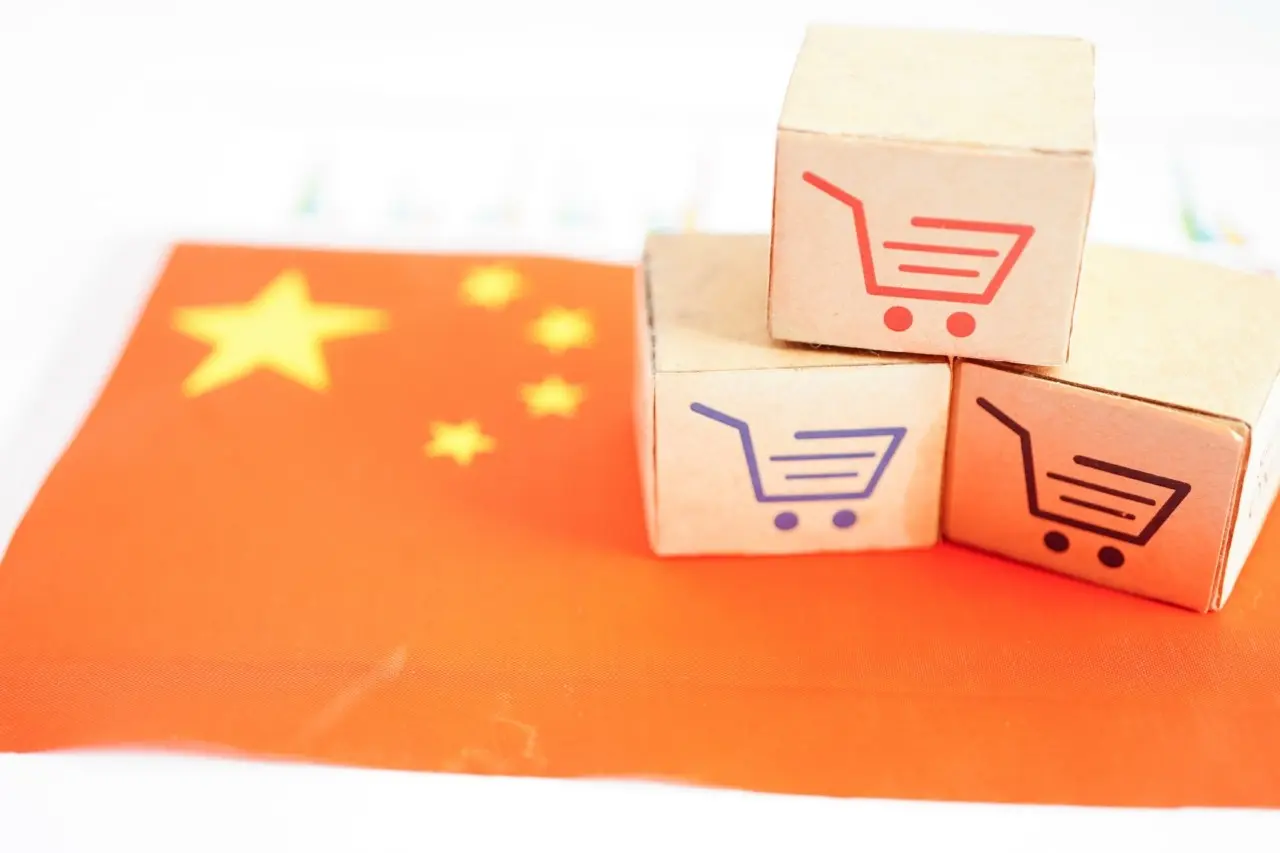 Ποιοι και γιατί ζητούν «μπλόκο» στα πακέτα με ρούχα από την Κίνα