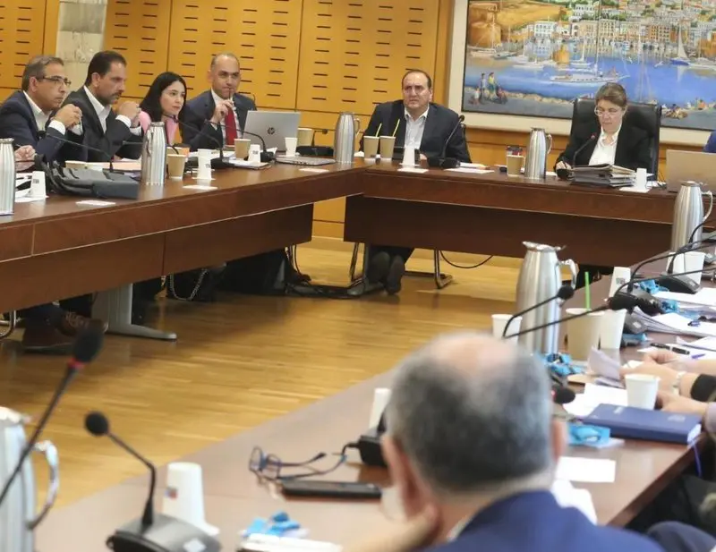 Νέο credit score και πρόταση για μεταβατική φορολογική ρύθμιση για stock options συζήτησε η Επ. Οικονομικών