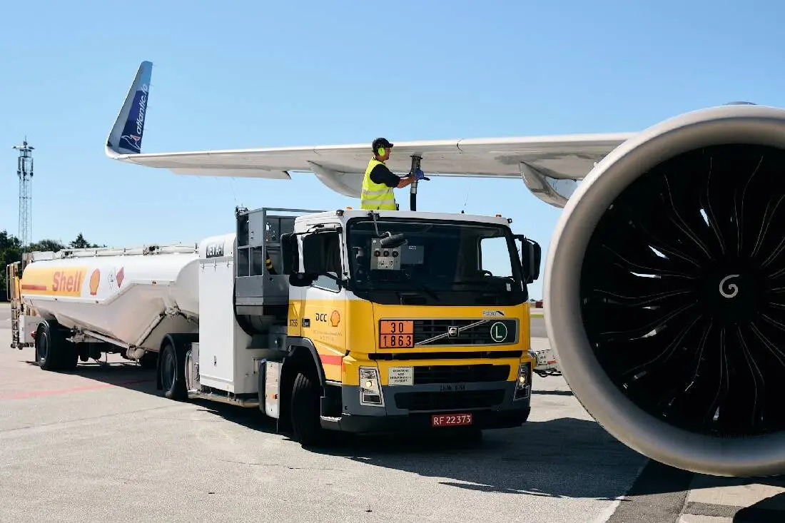 Shell: «Max jet mode» στο μεγαλύτερο διυλιστήριο της Ευρώπης καθώς τα αεροσκάφη στεγνώνουν από καύσιμα