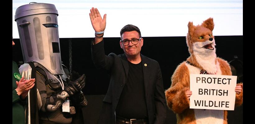 Βρετανία: Ο Μπέρναμ μειώνει 20% στον φόρο ακινήτων για παμπ, λέσχες και live stages