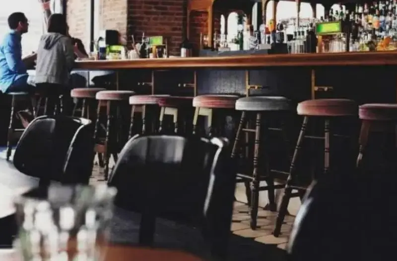 «Θα αναζητούμε κόσμο στα κέντρα» -  «Κανένα συμφέρον δεν εξυπηρετώ»: Κορυφώνεται η κόντρα για τα ωράρια