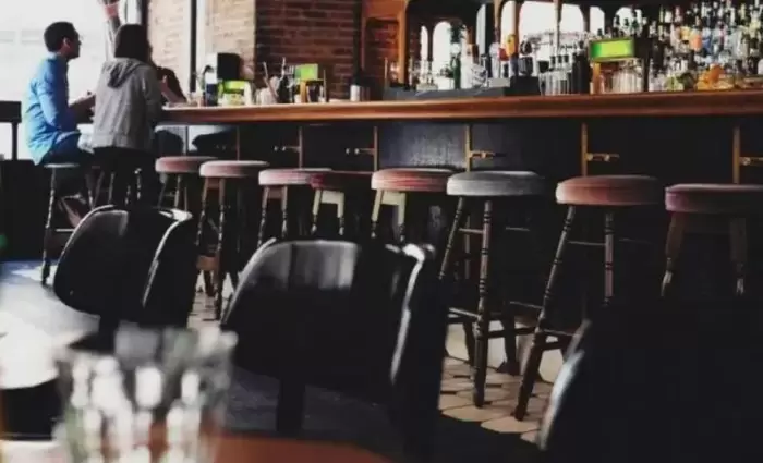 «Θα αναζητούμε κόσμο στα κέντρα» -  «Κανένα συμφέρον δεν εξυπηρετώ»: Κορυφώνεται η κόντρα για τα ωράρια