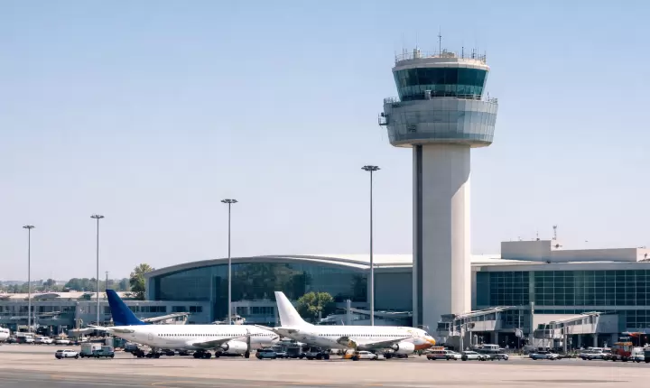 Αεροδρόμια και αρχές «στο ακουστικό» για ακυρώσεις πτήσεων και συστάσεις